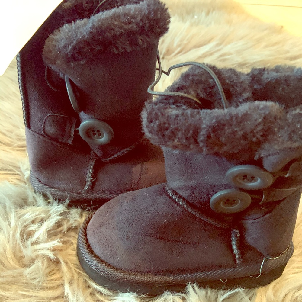Kids winter boot with side buttons